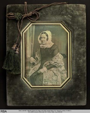 Sitzende Dame mit Haube und Stola