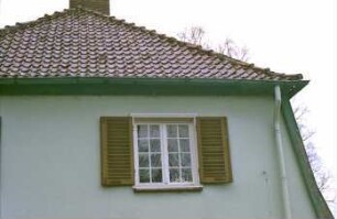 Lasbek-Gut: Lasbeker Straße 6: Landhaus mit Krüppelmansarddach: Giebelseite, Teilansicht: Sprossenfenster mit Fensterläden