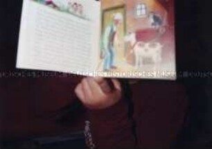 Unscharfe Aufnahme von einem aufgeschlagenen Kinderbuch (Sonderthema: Familienbilder)