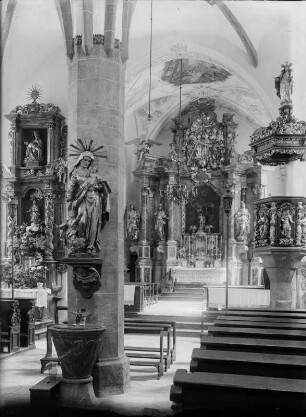 Kircheninneres, vielleicht einer Wallfahrtskirche, mit Haupt- und Nebenaltar, Madonna und Kanzel (wahrscheinlich in Bayern)