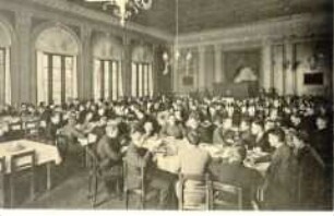 Der vollbesetzte Speisesaal ("Kummunität") im Königlichen Joachimsthalschen Gymnasium in Berlin-Wilmersdorf
