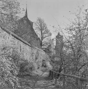 Bautzen : Weg entlang der Stadtmauer mit Michaeliskirche und Alter Wasserkunst