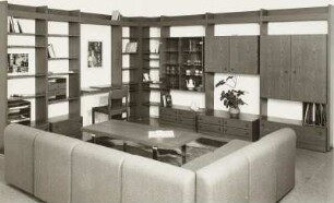 Anbauwand : Wohnzimmermöbel. Anbauwand und Sitzgruppe mit Couchtisch (1976; VEB Möbelkombinat Zeulenroda-Triebes (ZEUTRIE))