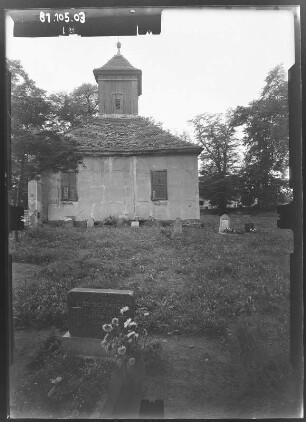 Klein Behnitz (Nauen-Klein Behnitz). Dorfkirche (1779). Seitenansicht über den Friedhof