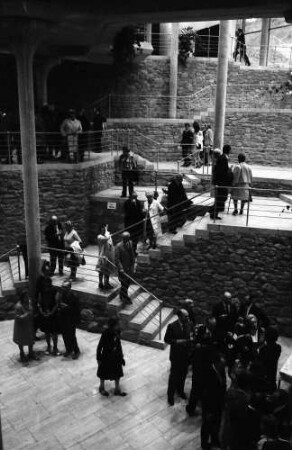 Badenweiler: Kurhaus Badenweiler, Einweihung; Gäste im Foyer und Treppenhaus