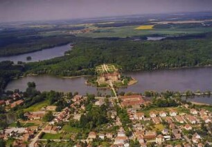 Moritzburg, Blick über die Schlossallee auf Schlossteich mit Schloss Moritzburg