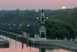 Frankreich. Centre. Loiret. Briare. Pont Canal. Kanalbrücke über die Loire. 1890. Bei Sonnenuntergang. Von Alexandre Gustave Eiffel konstruiert