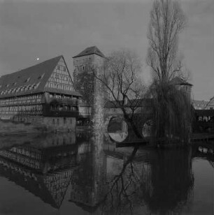 Nürnberg. Weinstadel (15. Jh.), Wasserturm und Henkersteg, Blick von Südwesten über die Pegnitz