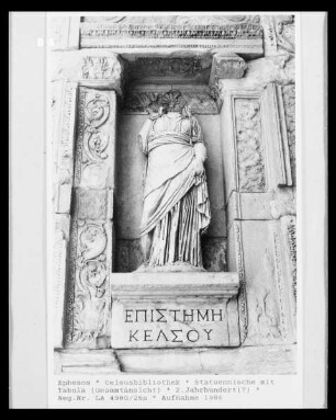Statue der Episteme (Sachverstand) als Tugend des Celsus