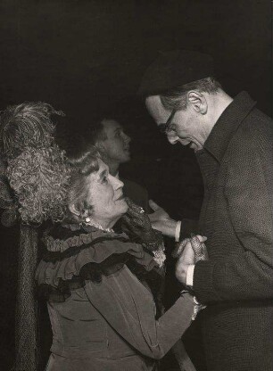 Die Irre von Chaillot. Elsa Wagner und Prof. Willi Schmidt