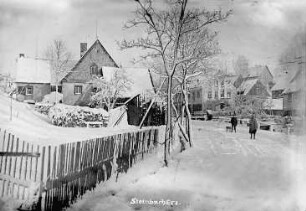 Ortsmitte im Winter : Bildmitte Elektrogeschäft Oskar Gebhardt, ganz re. Kolonialwarengeschäft Max und Liesel Günther