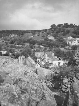 Dorfbild : Blick in das Dorf Apostoliano; dazwischen Kakteen, Oliven und Felsen.