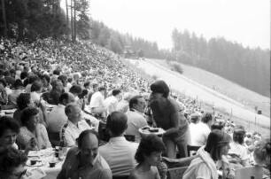 Schauinslandrennen: Publikum auf der Tribüne von der Holzschlägermatte