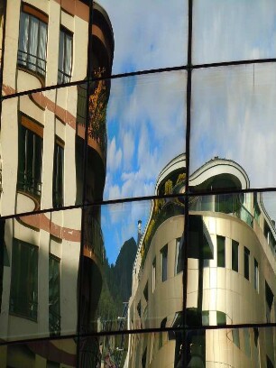 Andorra la Vella - Glasfassade : Spiegelung von Wohnhäusern in der Glasfassade einer Bank. Aufgenommen am 17. April 2012 im Zentrum der Hauptstadt Andorra la Vella