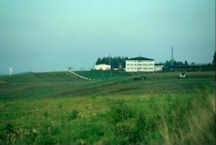 große Gebäude außerhalb Ortslage