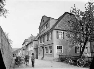 Steeger Weinstube in Steeg, im Vordergrund ein Kuhgespann