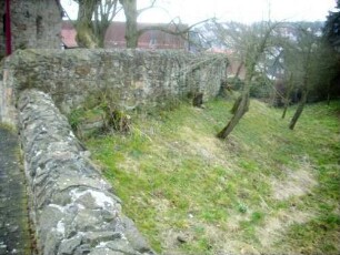 Kirchhofmauer im Westen im Verlauf nach Süden mit Grabenvorfeld im Querschnitt