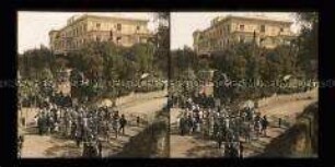 Musikkapell und Personengruppe vor dem Schloss Achilleion, Gastouri, Korfu