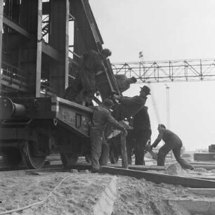 Bau des Gaskombinates Schwarze Pumpe. Werksarbeiter bei der Arbeit. : Twar płunokombinata Čorna Pumpa. Dźěłaćerjo při dźěle.