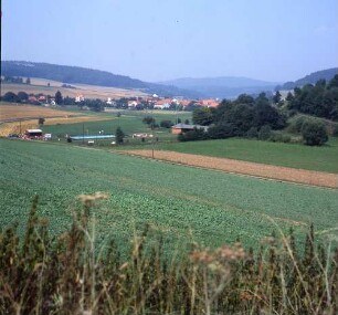 Knüllwald-Appenfeld (Schwalm-Eder-Kreis). Ortsteilansicht mit Freibad