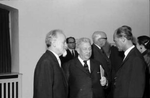Freiburg: Augustinermuseum, Reinhold-Schneider-Preis, in der Ausstellung, [Rudolf] Riester, Regierungspräsident Dichtel, Oberbürgermeister Dr. Keidel