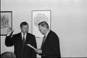 Amtsverwaltung: Wahlen: Amtsvorsteher Frithjof Schumann nach Wiederwahl, bei Vereidigung durch Funktionsträger