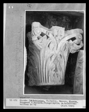 Fragment eines korinthischen Stengelkapitells
