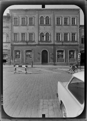 Sebnitz, August-Bebel-Platz (Markt). Wohnhaus mit Läden. Straßenfront