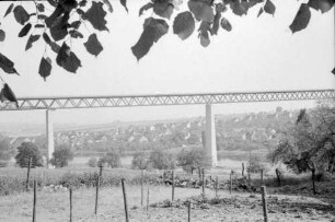 Kassel-Niederzwehren - Bergshausen: Straßenviadukt über die Fulda, mit Vordergrund, etwas tiefer