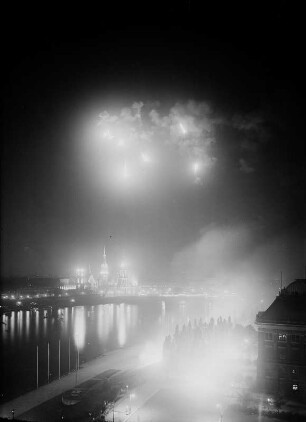 Dresden, Blick vom Neustädter Elbufer auf die Altstadt mit nächtlichem Feuerwerk