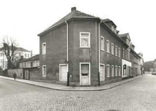 Radeburg, Schulstraße 2. Wohnhaus (1801/1850). Eckansicht mit Fassade August-Bebel-Straße