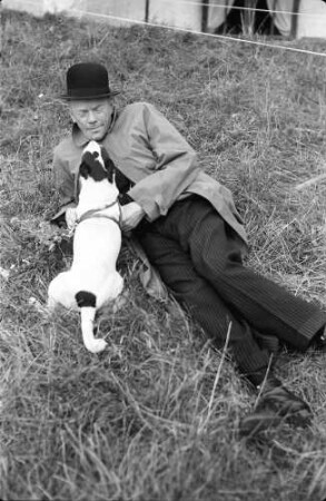 Berlin: Filmgelände der Terra, Marienfelde; Karl Valentin mit seinem Bopsi (Hund sieht ihn an)