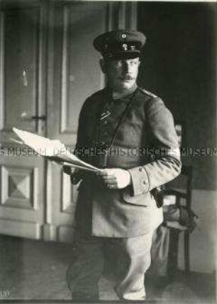Aufnahme eines Militärs mit Karte im Atelier