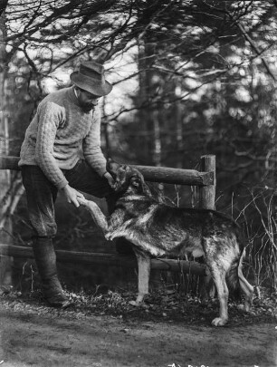 Rudolf Zimmermann : Selbstportrait von Rudolf Zimmermann mit Schäferhund.