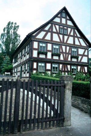 Schillerhaus, Giebelseite und Grundstückseinfahrt mit Tor