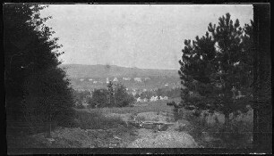 "Maasbogen-Stellung" (bei Saint-Mihiel (Dep. Meuse, Frankreich)): "Blick vom Grabwäldchen [auf Saint-Mihiel] mit den Maasfelsen"