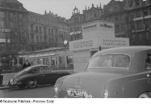 Ein parkender Mercedes sowie ein Porsche 356 am Leipziger Markt
