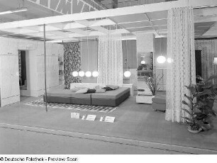 Ausstellungskoje mit Möbeln des Möbelprogramms "Smaragd" des Möbelkombinates Erfurt (MKE)