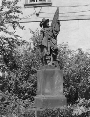 Denkmal mit einem Landsknecht aus dem Dreißigjährigen Krieg
