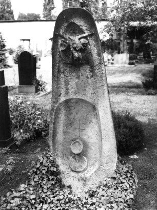 Grabmal e. Unbekannten : Grabmal e. Unbekannten. Sandstein (1901/1930). Dresden-Friedrichstadt, Neuer (Äußerer) Katholischer Friedhof