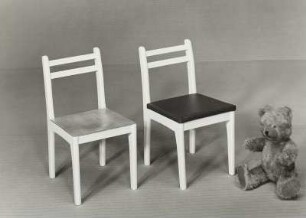Kinderstuhl (Modell L 1) : Zwei Kinderstühle (1976; VEB Vereinigte Sitzmöbelindustrie Neuhausen), Stofftier Bär (Richard Diem)