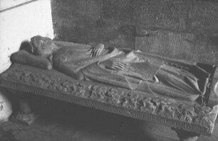 Regensburg: Sarkophag mit liegender Figur [Aurelia]