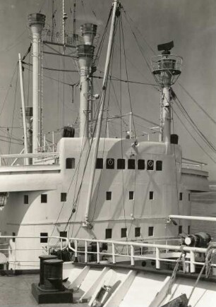 Warnemünde. VEB Warnowerft. Brücke und Masten des 10000 T0-Frachters "Frieden" (vom Vorderdeck der "Berlin" aus)