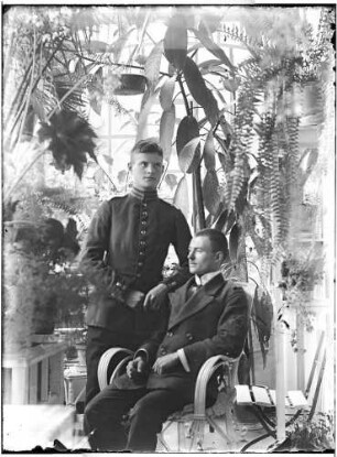 Kattowitz, Friedensstraße 2. Wohnung der Familie Knochenhauer, Wintergarten? Günther und Wolfgang Knochenhauer