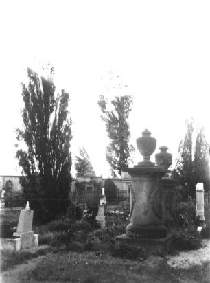 Vom Herbststurm gebeugt, alter Friedhof zu Panitzsch : Panitzsch bei Wurzen. Alter Friedhof, Grabsteine