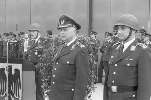 Kommandeurwechsel beim Fernmelderegiment 12 in der General-Fahnert-Kaserne
