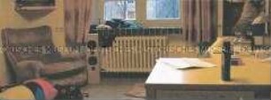Blick in einer Zimmer mit braunem Sessel (Altersgruppe 14-17)