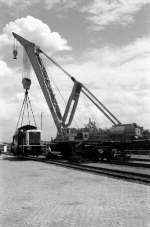 Nürnberg: Eisenbahnkran hebt Diesellok