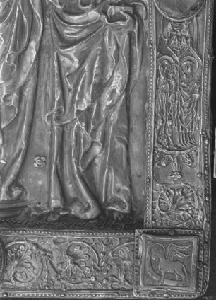 Buchdeckel eines Evangeliars, Evangelistensymbol des Lukas