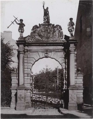 Portal am Hause Seefahrt, Bremen: Renaissance-Portal mit schmiedeeisernem Einfahrtstor von 1665